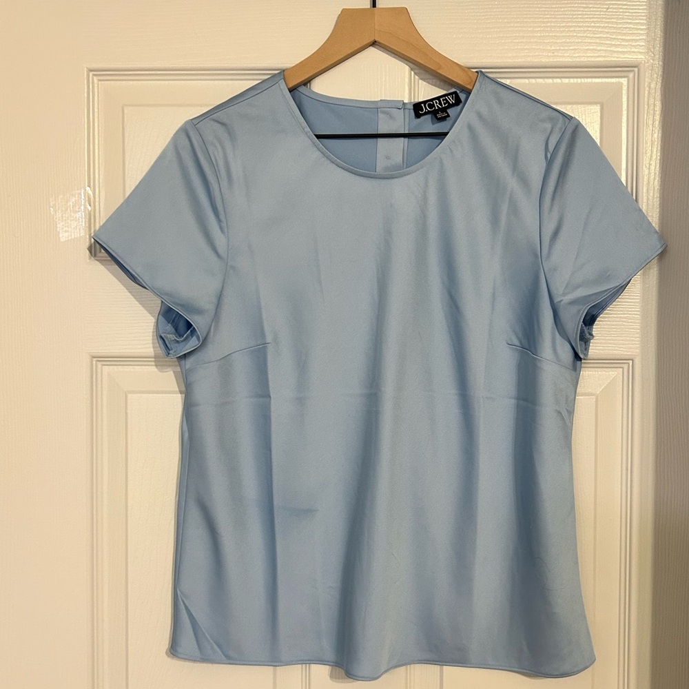 Short-sleeve button-back top in everyday crepe